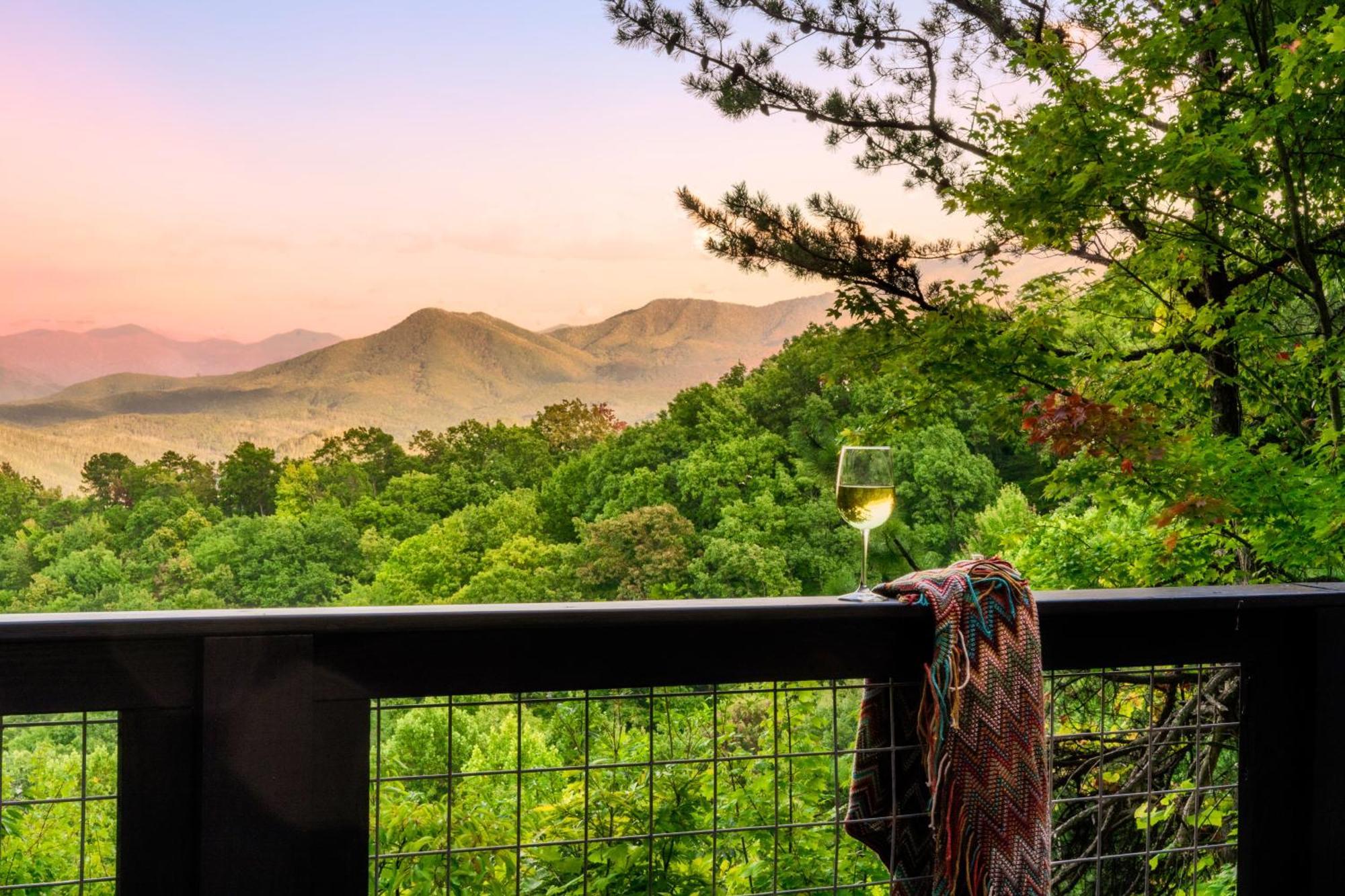 3-MasterSuites-GorgeousViews-GameRm-HotTub-Gburg7min-Ober5min-Bears! Gatlinburg Exterior foto